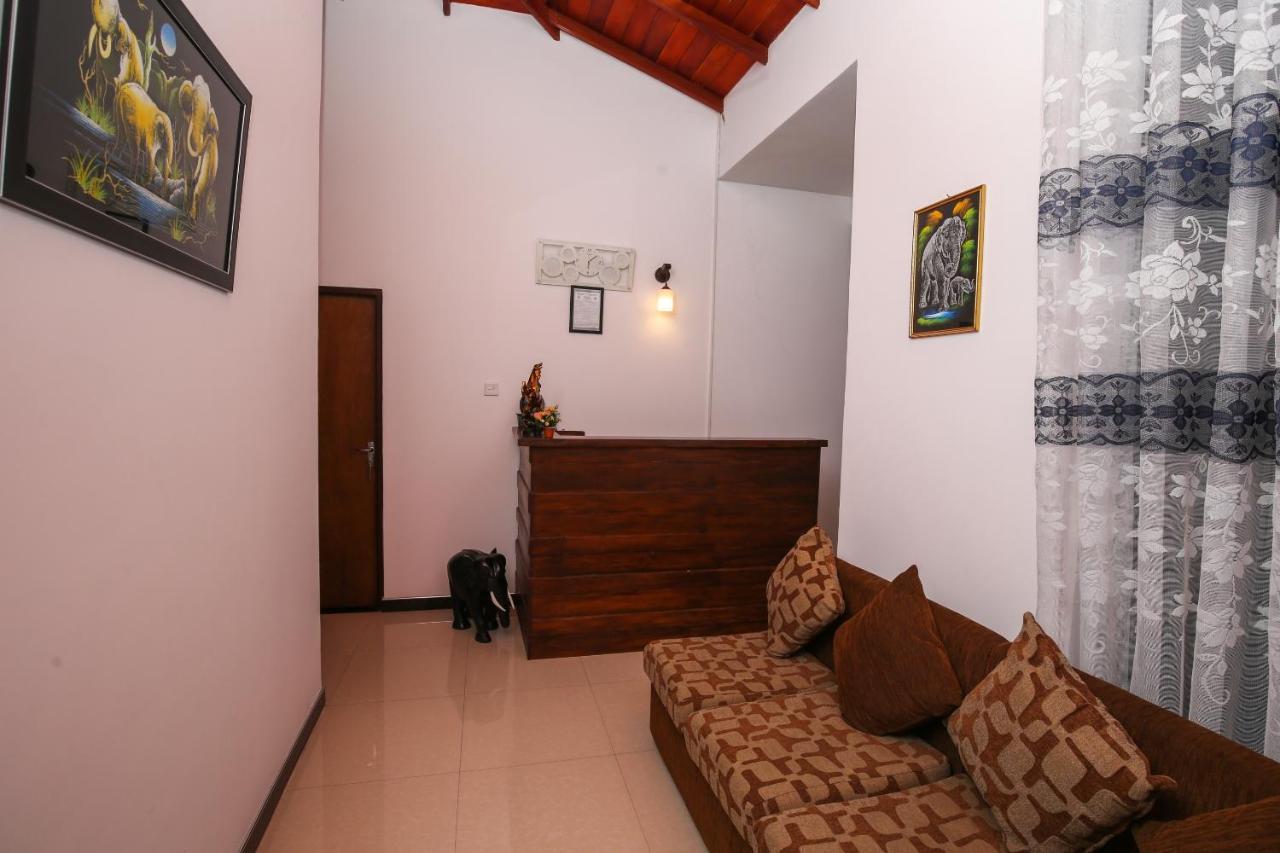 Oyo 438 Sarala Residence Hotel Kandy Exterior foto